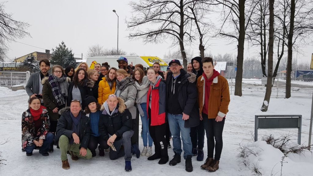 Gruppenbild der jugendlichen Besucher der Gedenkstätte Auschwitz aus Polen, Frankreich und Deutschland